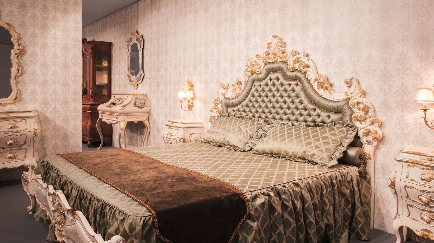 Baroque Headboards: Artistry in Comfort – Why Luxury Suites Are Embracing Ornate Sleep